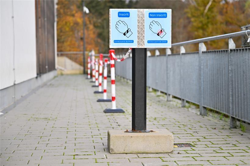 Hat man sich nicht registriert, muss man bis 22.00 Uhr auf Einlass warten