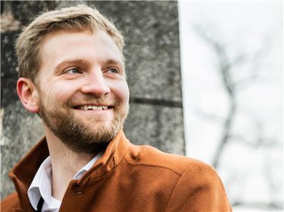 Porträt von Franz Schilling, luxemburgischer Opernstudent, der vier Jahre lang in Salzburg studierte und Oper erlebte