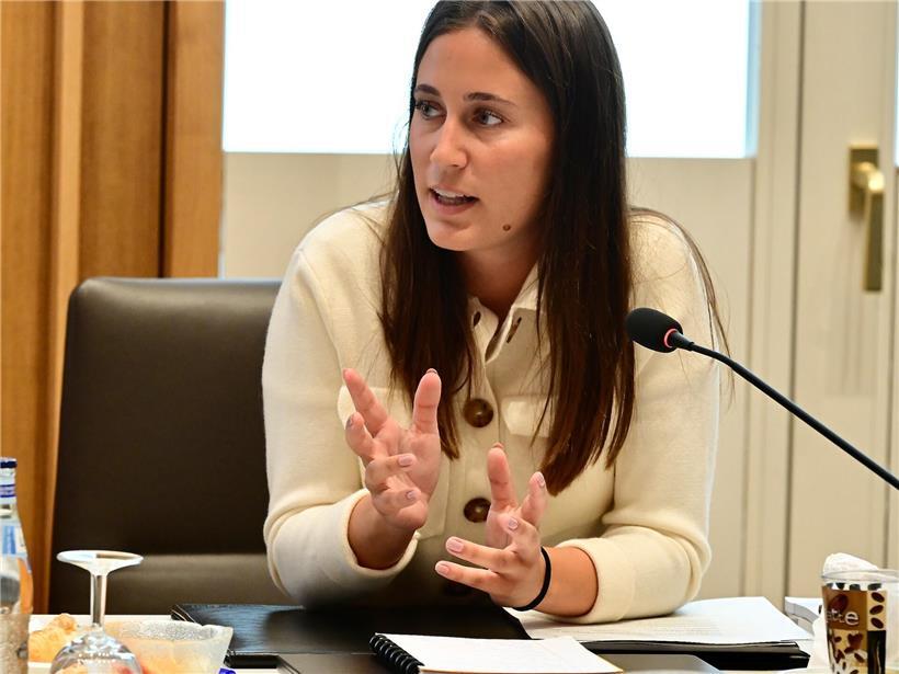 Liz Braz, Escher Gemeinderätin und LSAP-Abgeordnete, spricht im Parlament über das Sportmuseum-Dossier