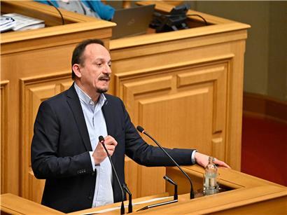 Marc Baum, Linken-Politiker, spricht bei einer Sitzung, hält Gesetzesvorschlag in der Hand