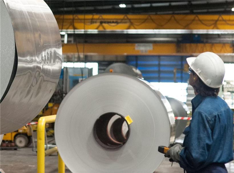 Hauchdünne Aluminiumfolien in moderner Produktion bei Eurofoil in Düdelingen, hochwertige Folienherstellung Luxemburg