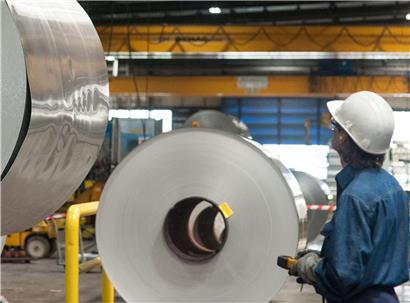 Hauchdünne Aluminiumfolien in moderner Produktion bei Eurofoil in Düdelingen, hochwertige Folienherstellung Luxemburg