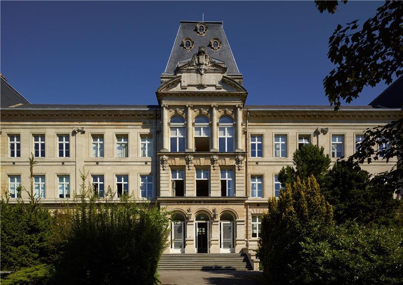 Hauptfassade des „Lycée de garçons“ mit dem Mitteltrakt, heute
