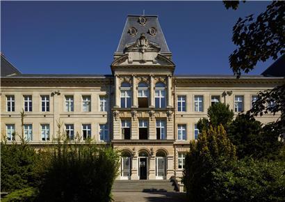Hauptfassade des „Lycée de garçons“ mit dem Mitteltrakt, heute
