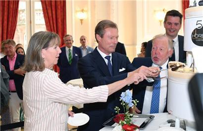 Hauptstadtbürgermeisterin Lydie Polfer, Großherzog Henri, Horesca-Präsident Alain Rix und Minister Lex Delles bei der Feier im „Cercle Cité“ 
