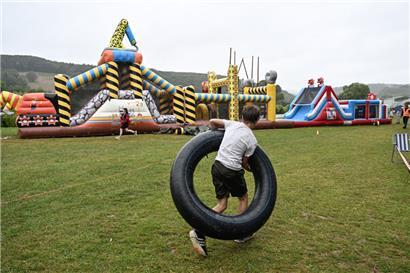 Hauruck! Im Ferienlager in Erpeldingen an der Sauer ist Action angesagt.
