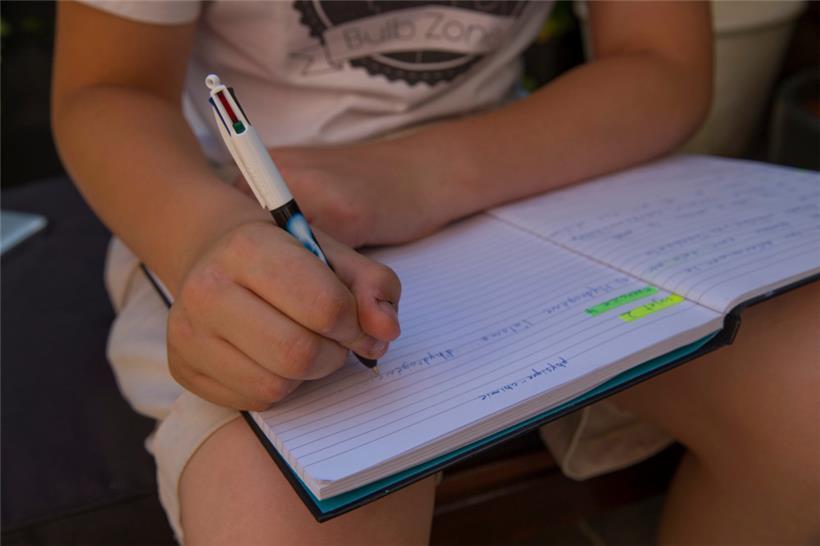 Hausaufgaben sollten laut Unterrichtsminister Claude Meisch nicht länger als eine Stunde in Anspruch nehmen
