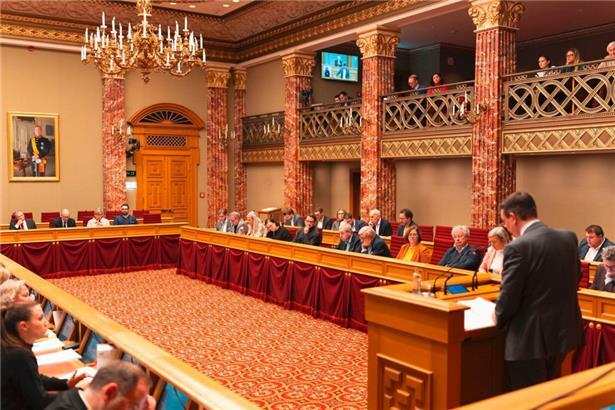 Haushalts-Berichterstatter Maurice Bauer vor dem versammeltem Plenum
