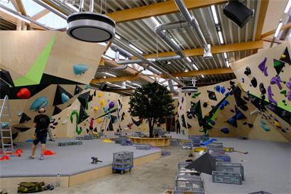 Headsetter Maik Dreymüller und Gast-Routesetter sorgen zur Eröffnung für neue Boulder in allen Schwierigkeitsgraden