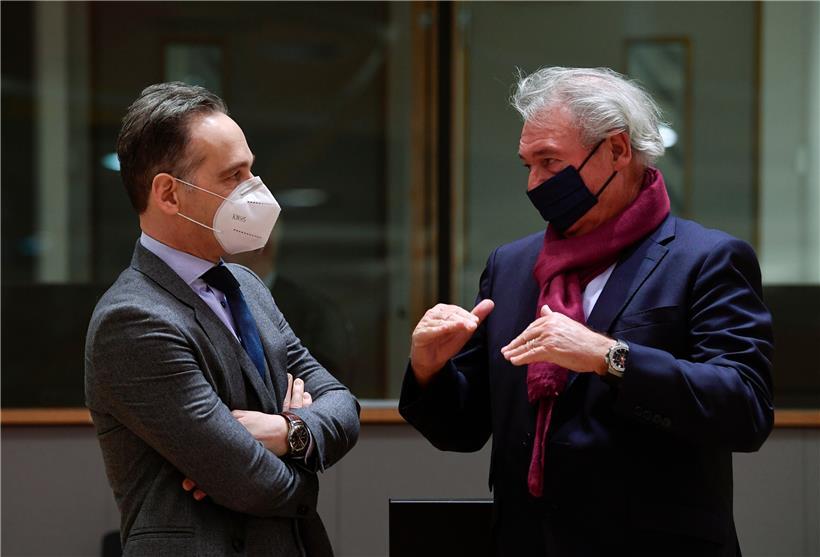 Heiko Maas (SPD, l.), Bundesaußenminister, spricht beim Treffen der EU-Außenminister am 25. Januar mit Jean Asselborn
