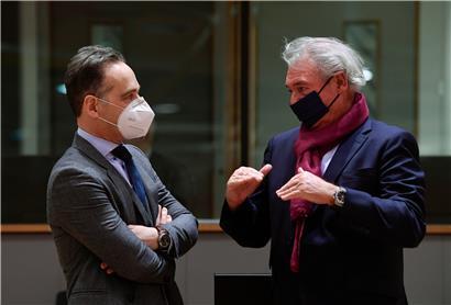 Heiko Maas (SPD, l.), Bundesaußenminister, spricht beim Treffen der EU-Außenminister am 25. Januar mit Jean Asselborn
