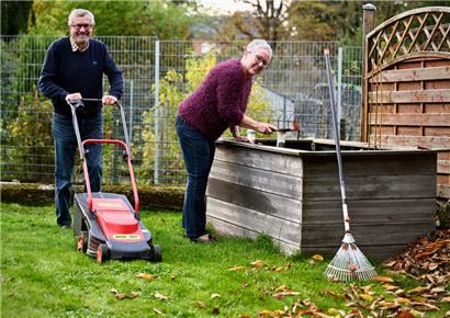 Heile Rentner-Welt: Vertraute Zweisamkeit im heimischen Garten
