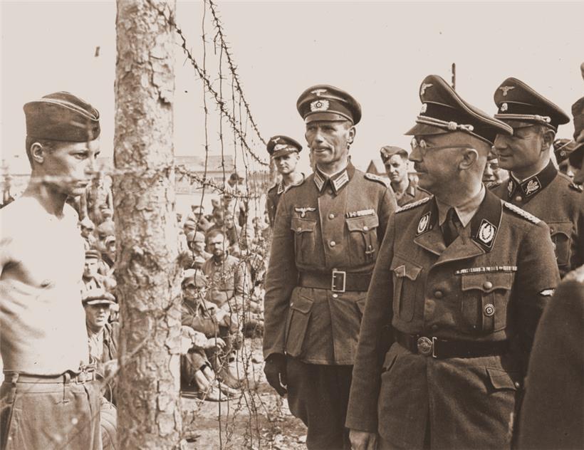 Heinrich Himmler, der Architekt des Juden-Genozids, beim Besuch eines Kriegsgefangenenlagers in Minsk am 15.8.1941. Mehrere Zeugen haben nach dem Krieg ausgesagt, an dem Tag habe Himmler einer Massenerschießung beigewohnt.
