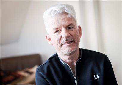 Heinz Strunk bei einem Interview in seiner Wohnung
