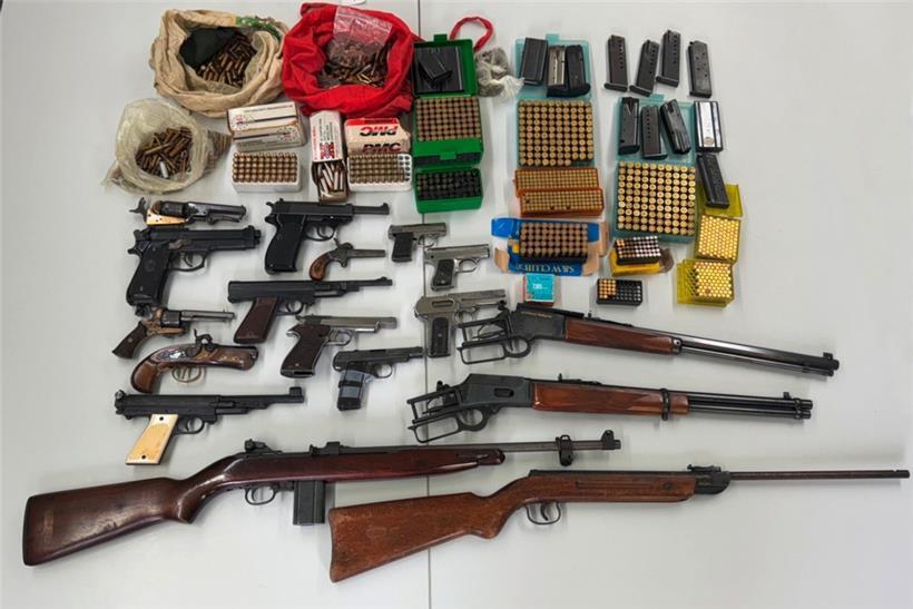 Heiße Eisen: Die Essener Polizei hat bei einer Razzia gegen mutmaßliche illegale Waffenhändler zahlreiche Waffen beschlagnahmt. Die offizielle Branche der Händler ist hingegen um Seriosität bemüht.
