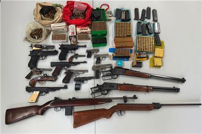 Heiße Eisen: Die Essener Polizei hat bei einer Razzia gegen mutmaßliche illegale Waffenhändler zahlreiche Waffen beschlagnahmt. Die offizielle Branche der Händler ist hingegen um Seriosität bemüht.
