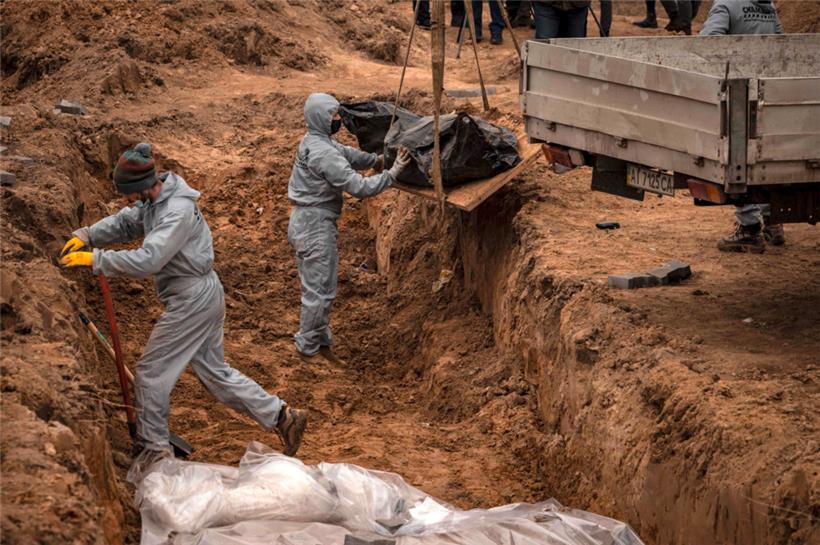 „Heldentum und Tapferkeit, Entschlossenheit und Mut“ zeichnet laut Wladimir Putin jene russischen Infanteristen aus, die Hunderte wehrlose Zivilisten im ukrainischen Butscha massakriert haben
