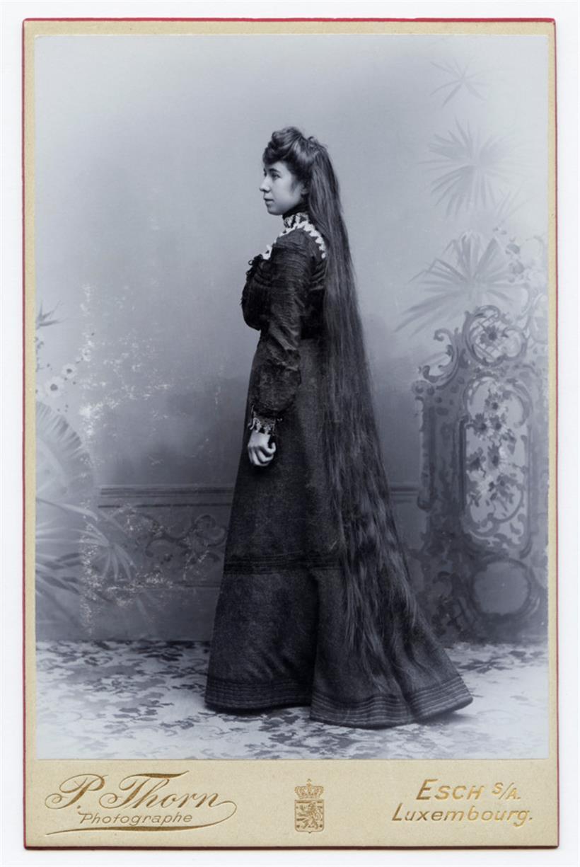 Helen Buchholtz mit bodenlangen Haaren, ohne Datum
