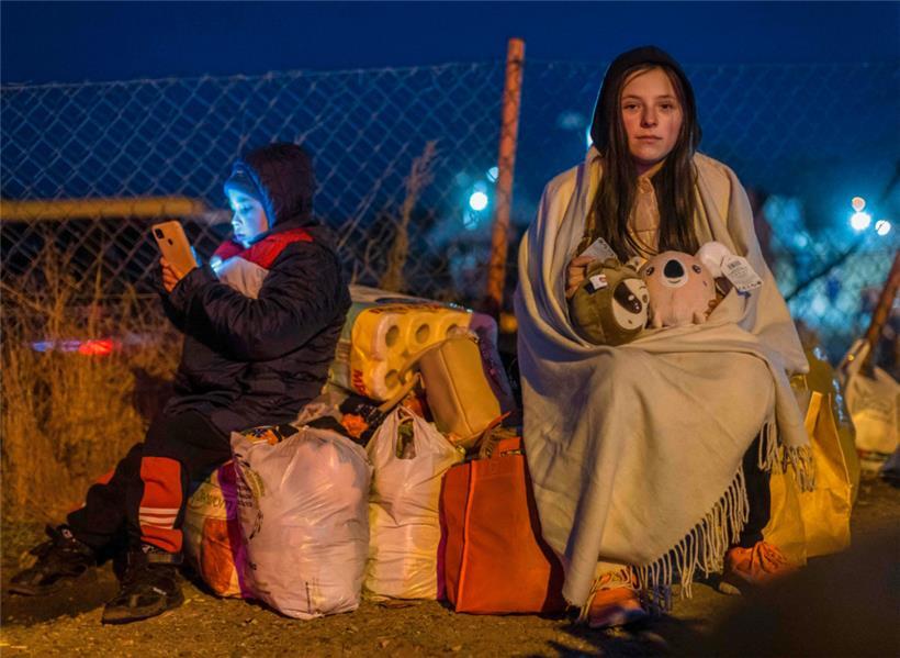 Helena und ihr Bruder Bodia aus Lwiw am 26. Februar am Fußgängergrenzübergang Medyka
