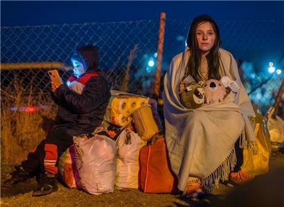 Helena und ihr Bruder Bodia aus Lwiw am 26. Februar am Fußgängergrenzübergang Medyka

