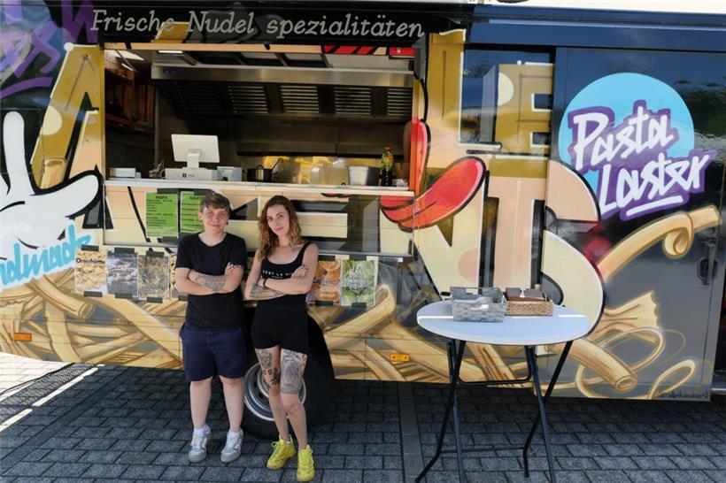 Helene und Svenia verkaufen frische, selbstgemachte Pasta
