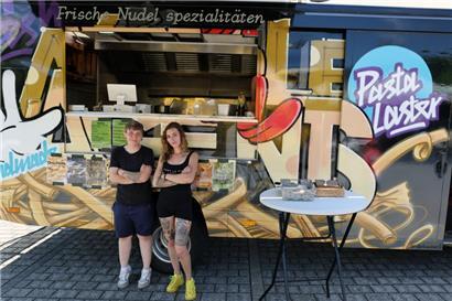 Helene und Svenia verkaufen frische, selbstgemachte Pasta
