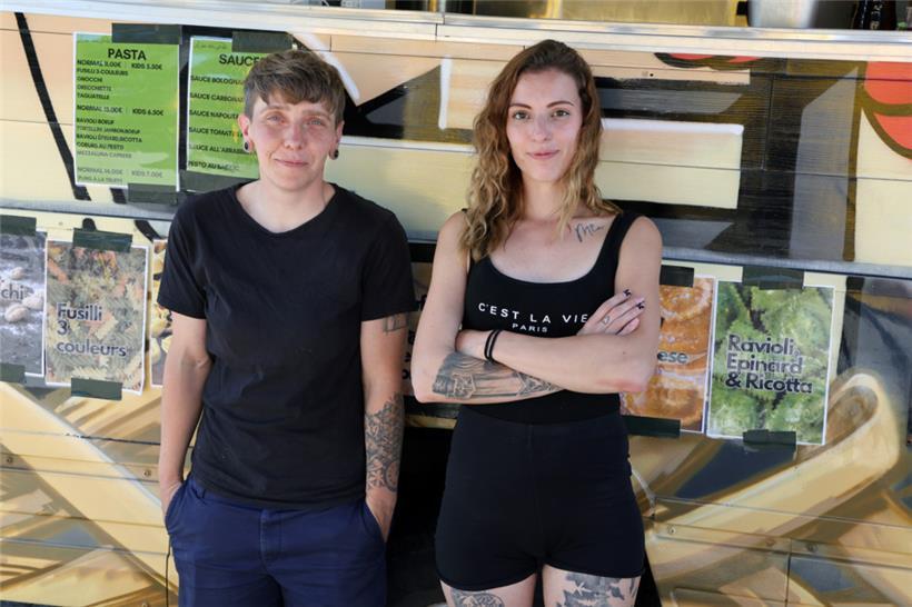 Helene und Svenia verkaufen frische, selbstgemachte Pasta
