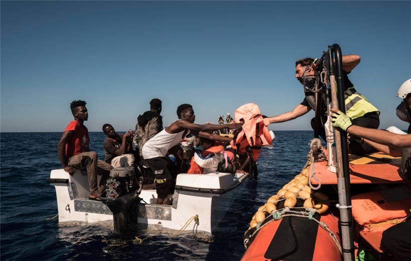Helfer des Rettungsschiffs „Ocean Viking“ nehmen im Oktober Flüchtlinge im Mittelmeer auf. Nicht alle haben das Glück, auf offenem Meer aus Seenot gerettet zu werden.
