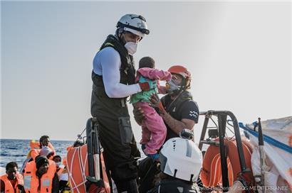 Helfer retten im Mittelmeer ein Kind aus einem Schlauchboot
