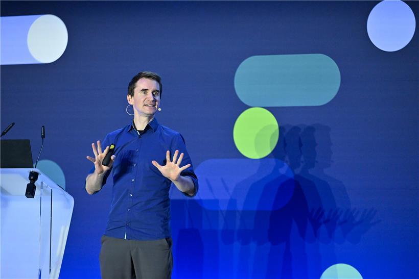 Henning Beck erklärt die Grenzen von KI und die Überlegenheit des menschlichen Gehirns in bestimmten Bereichen