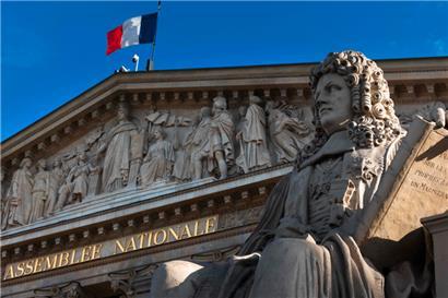 Henri François d’Aguesseau (1668-1751), ministre sous Louis XV, veille devant le Palais-Bourbon qui a vu la semaine passée les premières sessions houleuses du nouveau Parlement
