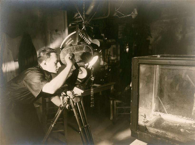 Henri Manuel: Jean Painlevé dans „L’Institut dans la cave“, s.d. – Epreuve gélatino-argentique d’époque
