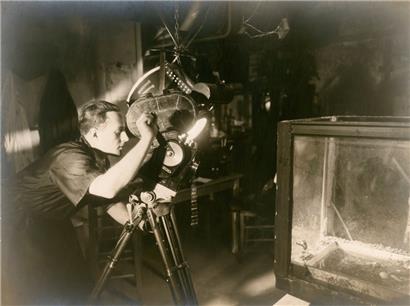 Henri Manuel: Jean Painlevé dans „L’Institut dans la cave“, s.d. – Epreuve gélatino-argentique d’époque
