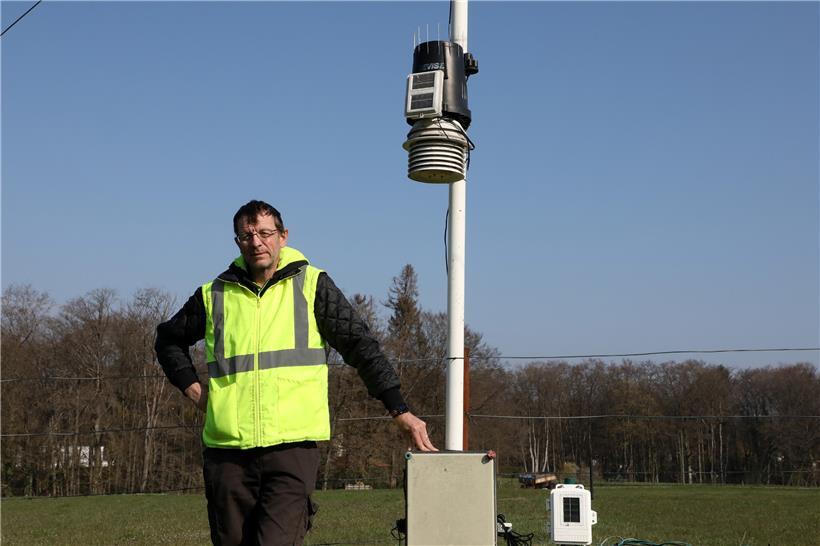 Henri Nilles an seiner Messstationen auf Bridel
