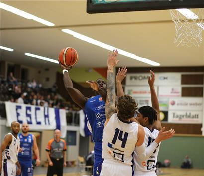 Henry Pwono (in Blau) und die Etzella sind als einziges Total-League-Team noch ungeschlagen
