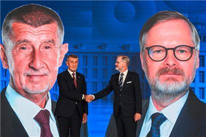 Herausforderer Andrej Babis (l.) und der amtierende tschechische Regierungschef Petr Fiala nach einer TV-Debatte
