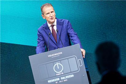Herbert Diess, Vorstandsvorsitzender der Volkswagen AG, spricht bei einer Veranstaltung zum Baustart der Volkswagen-Batteriezellfabrik für E-Fahrzeuge in Salzgitter
