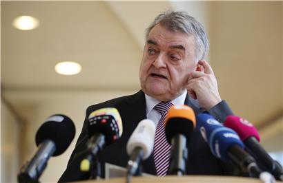 Herbert Reul (CDU), Innenminister in Nordrhein-Westfalen, gibt ein Statement im Landtag zu den Maßnahmen der Bundesanwaltschaft gegen Mitglieder einer möglichen rechtsterroristischen Vereinigung.
