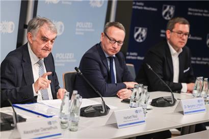 Herbert Reul (links, CDU), Innenminister von Nordrhein-Westfalen, Benjamin Limbach (Mitte, Grüne), und Justizminister Markus Hartmann , Leiter der Ansprechstelle Cybercrime, sprechen auf einer Pressekonferenz
