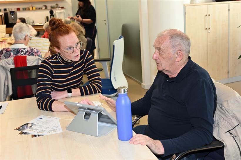 Herr Thilges hat Probleme mit seinem Tablet – Sozialarbeiterin Véronique Treff versucht zu helfen
