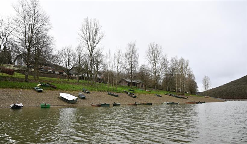 Heruntergekommene Fischerboote stellen ein Umweltrisiko dar und stören das idyllische Bild des Sees
