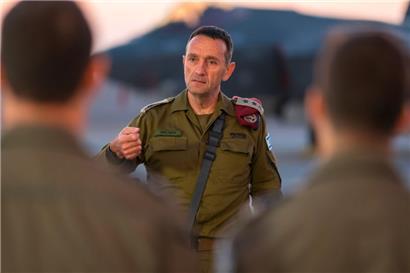 Herzi Halevi, Generalstabschef der israelischen Streitkräfte, spricht während eines Treffens mit Piloten auf dem Luftwaffenstützpunkt Nevatim im Süden Israels
