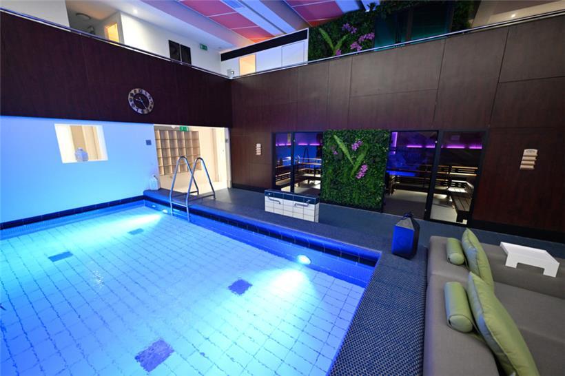 Herzstück des Wellness-Bereichs ist unmittelbar neben dem Warmwasserbecken die neue Sauna für bis zu 50 Personen
