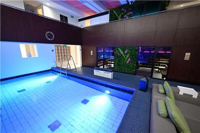 Herzstück des Wellness-Bereichs ist unmittelbar neben dem Warmwasserbecken die neue Sauna für bis zu 50 Personen
