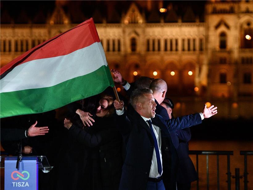 Abendstimmung in Ungarn mit beleuchteten Gebäuden und lebendiger Atmosphäre, Herz Europas schlägt stark