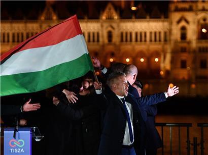 Abendstimmung in Ungarn mit beleuchteten Gebäuden und lebendiger Atmosphäre, Herz Europas schlägt stark