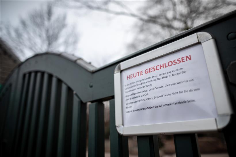 „Heute geschlossen“ steht auf einem Schild vor dem Haupteingang des Krefelder Zo...
