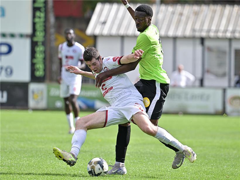 Paul Mortas beim intensiven Zweikampf auf dem Fußballfeld, bereit für das nächste Spiel nach Verletzung