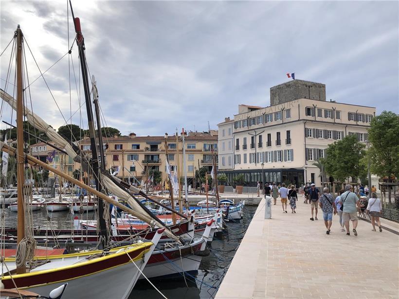 Hôtel de la Tour über dem Hafen von Sanary, historischer Ankerplatz für Exilanten seit 1933