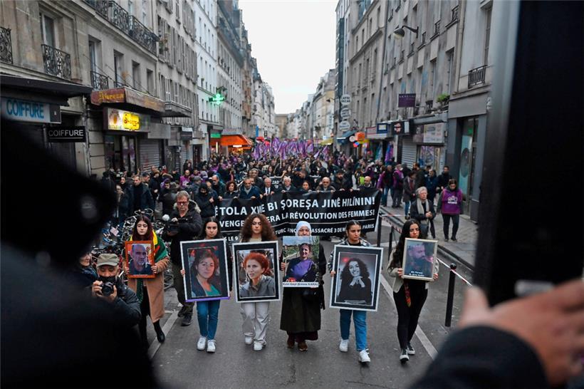 Hier à Paris: Des manifestantes kurdes montrent des portraits des victimes de deux attentats contre leur communauté
